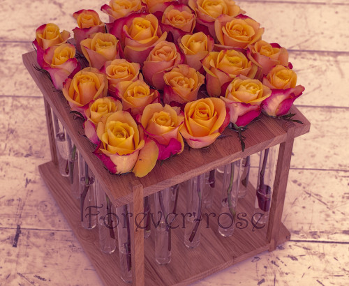 25 желтых роз в пробирке
