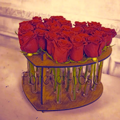 25 роз в пробирке в форме сердца