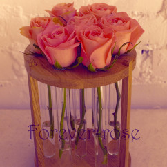 7 розовых роз в пробирке на круглой подставке