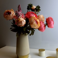 Искусственные красно-розовые пионы для декора апартаментов