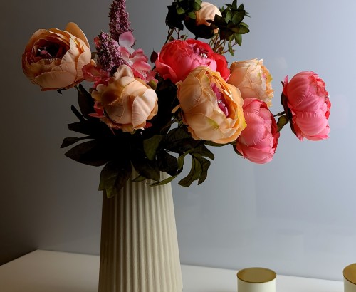 Искусственные красно-розовые пионы для декора апартаментов