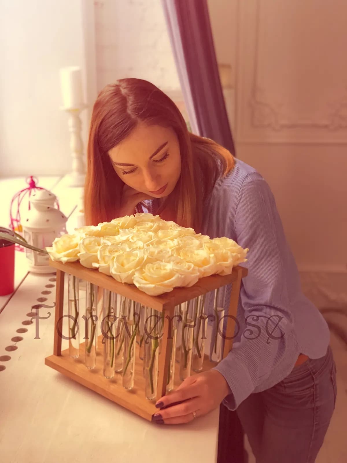 25 белых роз в пробирке
